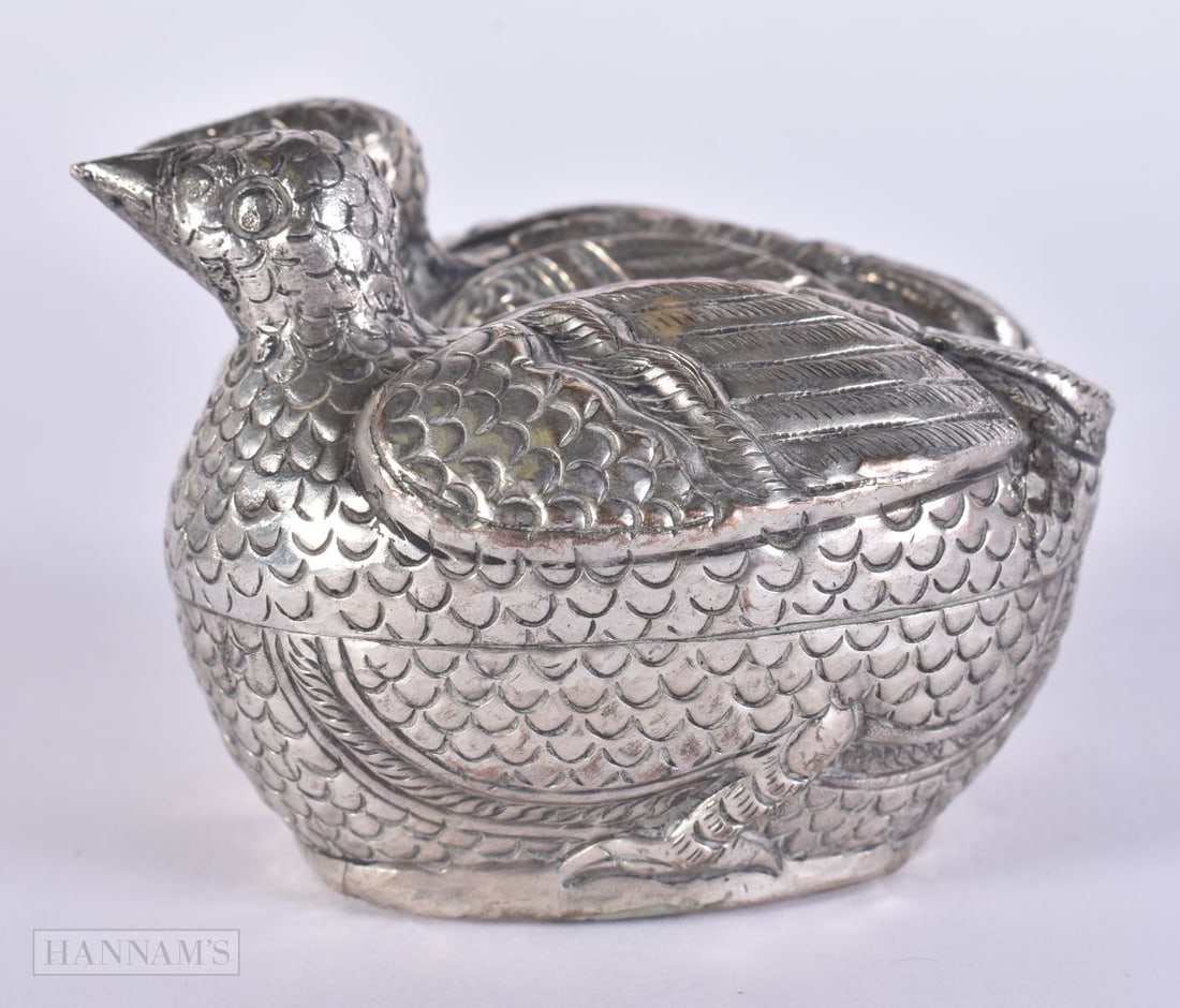 A VINTAGE WHITE METAL DUCK BOX. 95 grams. 8.5 cm x 7 cm.: A VINTAGE WHITE METAL DUCK BOX. 95 grams. 8.5 cm x 7 cm.