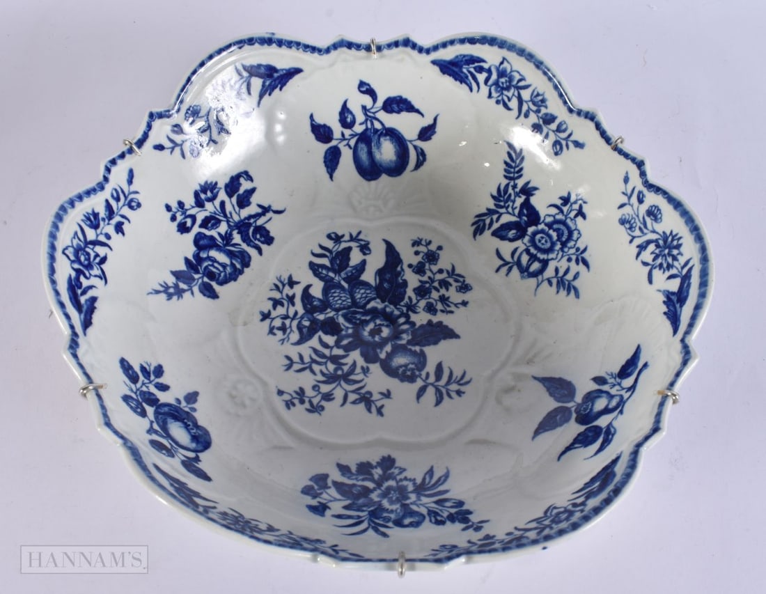 AN 18TH CENTURY WORCESTER BLUE AND WHITE PORCELAIN JUNKET BOWL. 25 cm wide.: AN 18TH CENTURY WORCESTER BLUE AND WHITE PORCELAIN JUNKET BOWL. 25 cm wide.