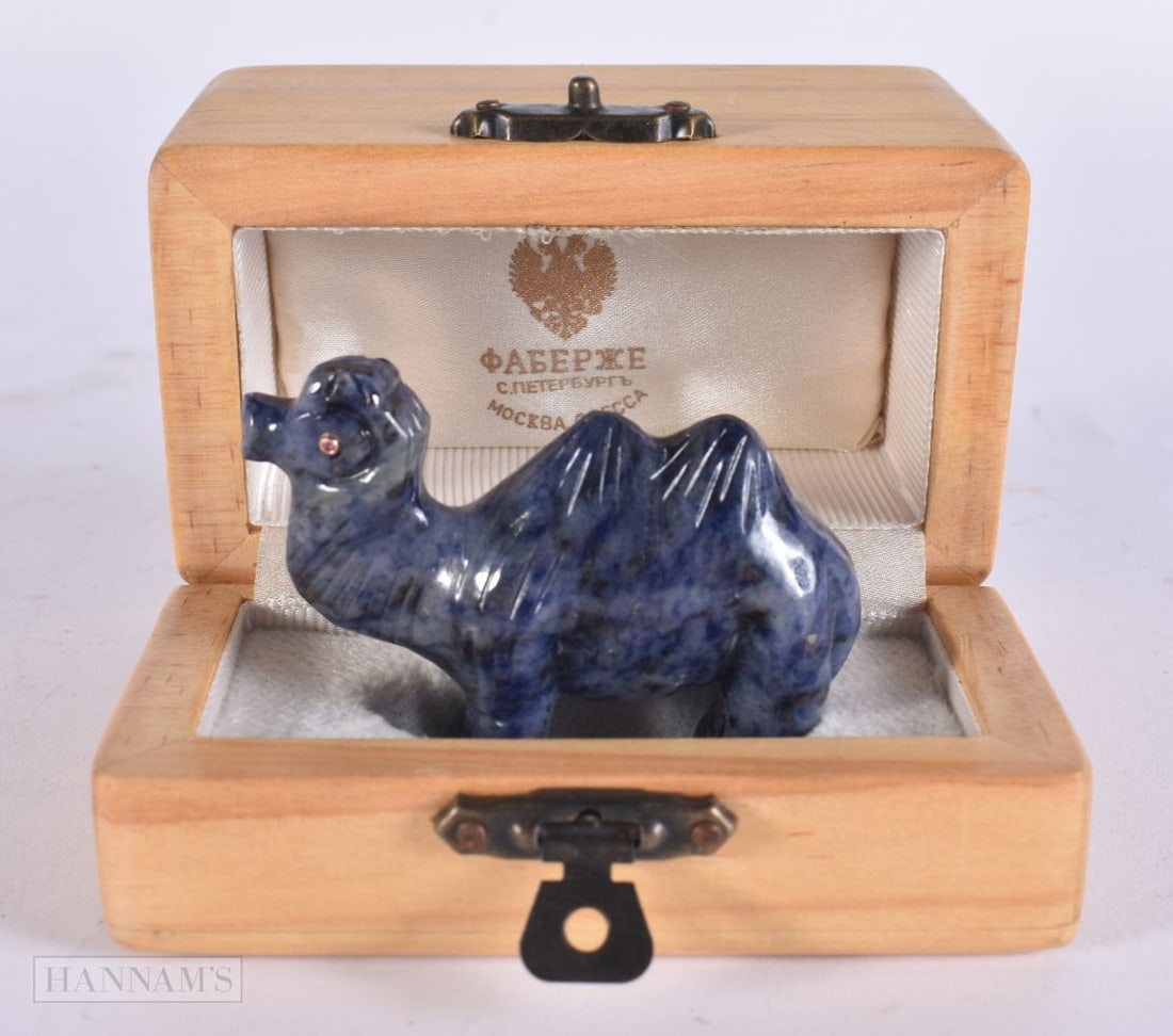 A GOLD & RUBY EYED LAPIS LAZULI CAMEL. 6 cm x 4.25 cm.: A GOLD & RUBY EYED LAPIS LAZULI CAMEL. 6 cm x 4.25 cm.