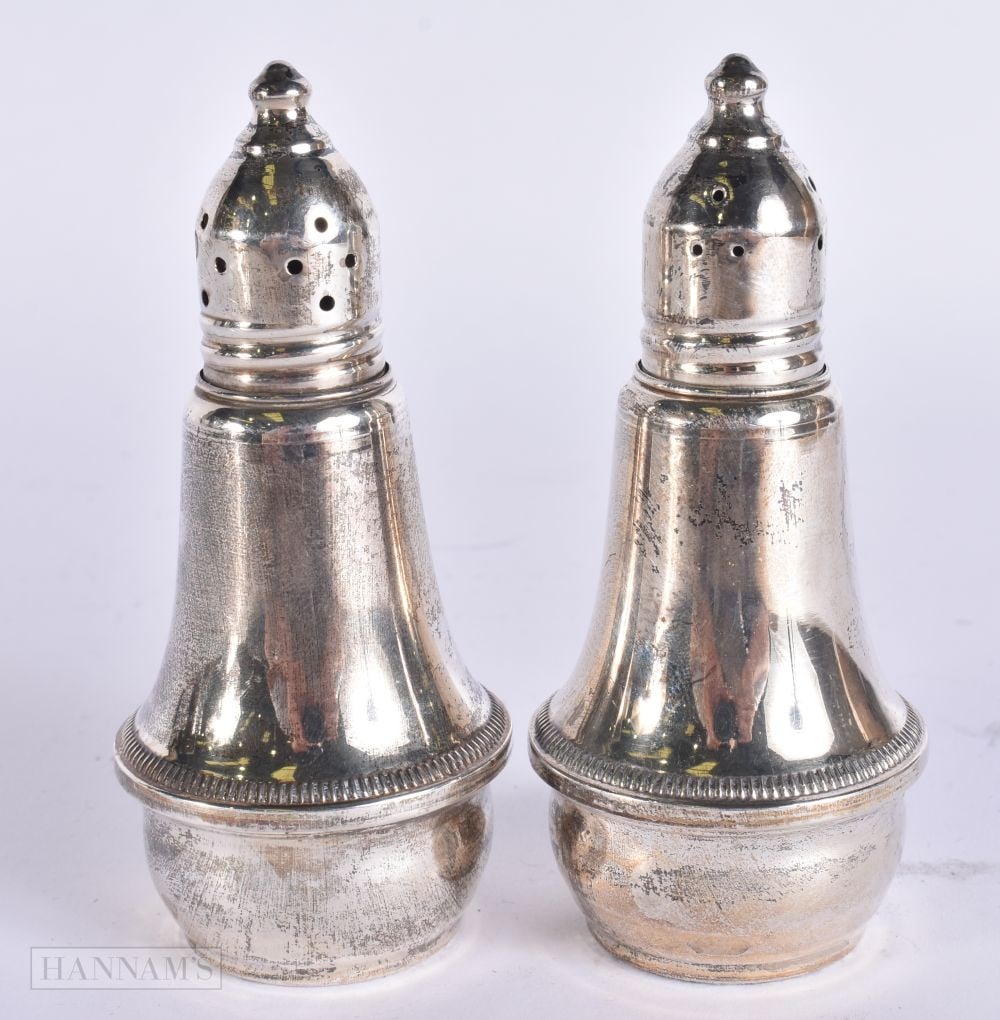 A PAIR OF SILVER CONDIMENTS. 188 grams overall. 10 cm high.: A PAIR OF SILVER CONDIMENTS. 188 grams overall. 10 cm high.