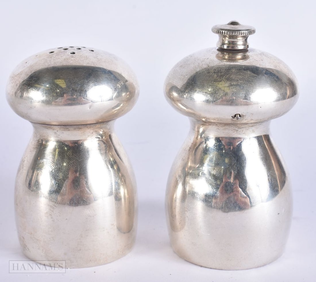 A PAIR OF SILVER PEPPER POTS. 273 grams overall. 9.25 cm x 5.25 cm.: A PAIR OF SILVER PEPPER POTS. 273 grams overall. 9.25 cm x 5.25 cm.