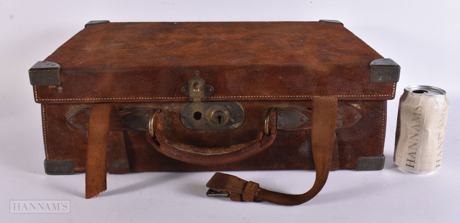 A LEATHER CARTRIDGE CASE. 48 cm x 32 cm x 14 cm.: A LEATHER CARTRIDGE CASE. 48 cm x 32 cm x 14 cm.
