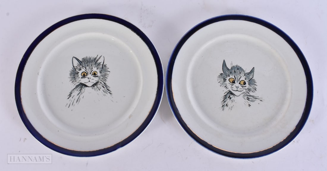 A PAIR OF VINTAGE LOUIS WAIN DESIGN CAT PLATES. 19 cm wide.: A PAIR OF VINTAGE LOUIS WAIN DESIGN CAT PLATES. 19 cm wide.