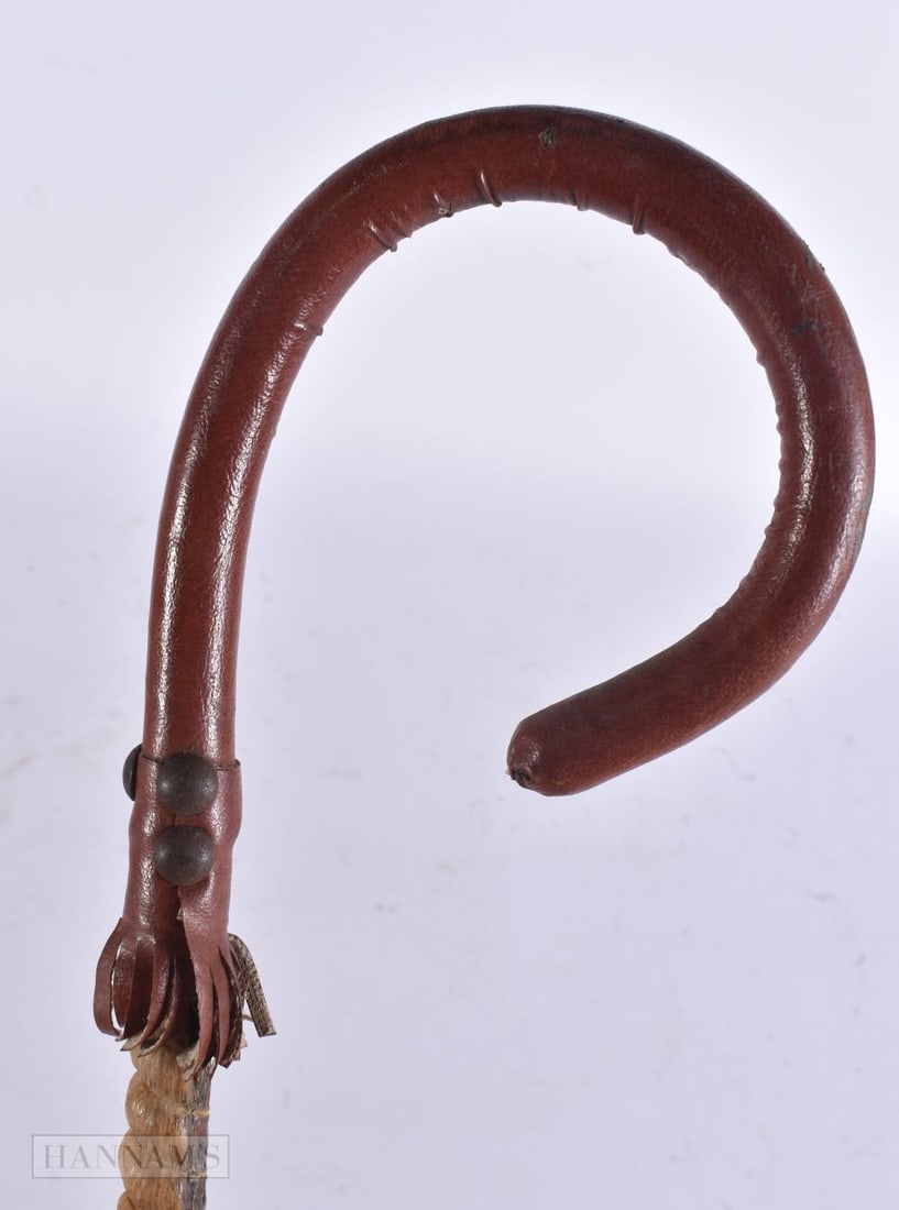 AN UNUSUAL TWISTED HORN WALKING CANE. 92 cm long. (1 of 3)