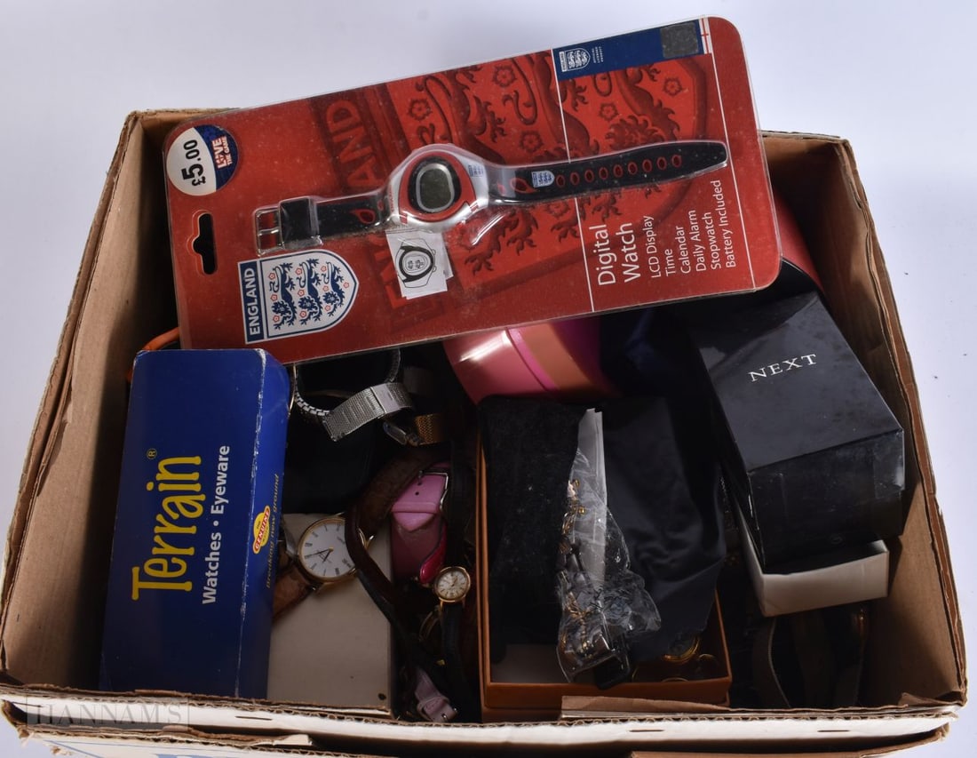 A LARGE QUANTITY OF DRESS WATCHES. (qty) (1 of 4)