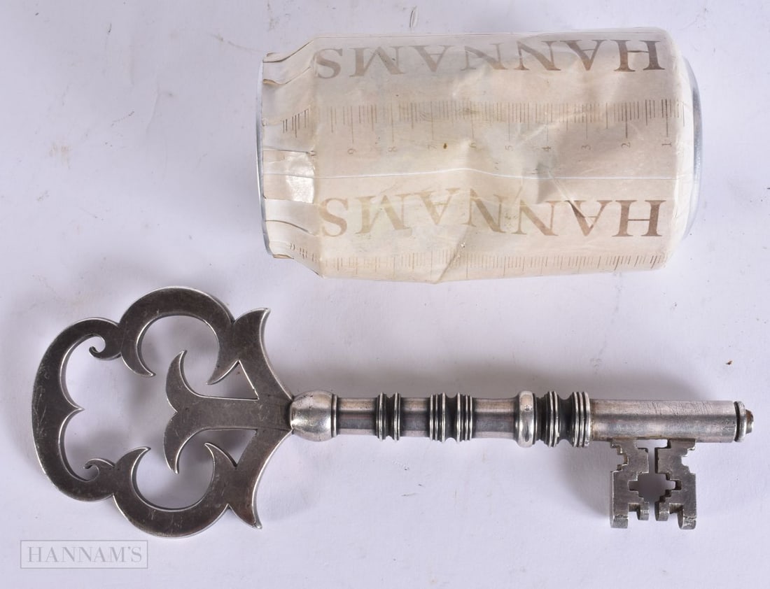 A FINE AND LARGE ANTIQUE KEY with pierced foliate terminal. 20 cm wide. (1 of 4)