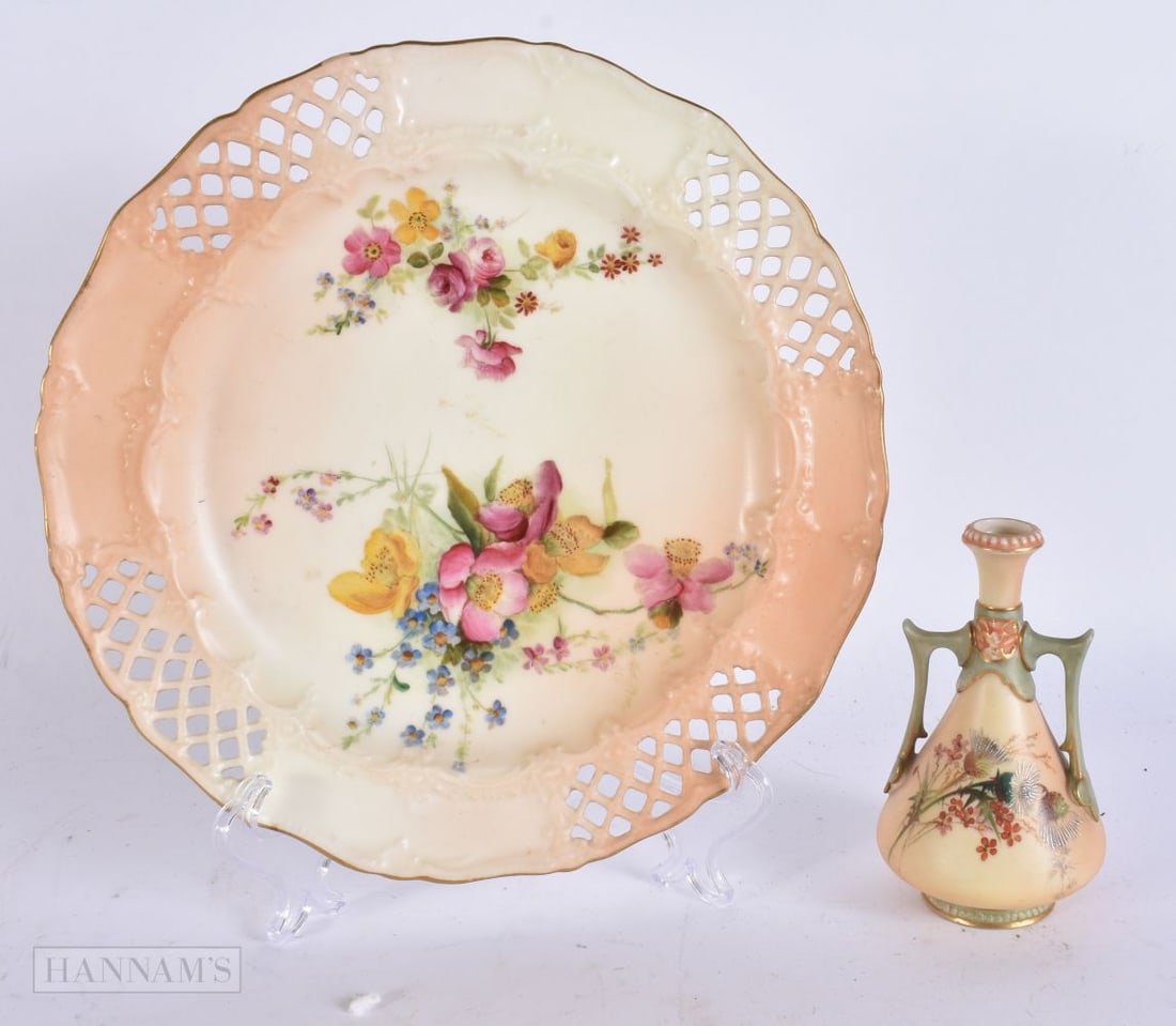 A ROYAL WORCESTER BLUSH IVORY PLATE together with a vase. Largest 18 cm wide. (2) (1 of 7)