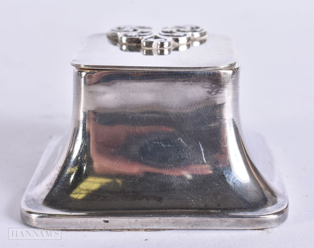 AN ANTIQUE SILVER INKWELL with reticulated mounts to top. 183 grams overall. 6 cm square. (1 of 5)