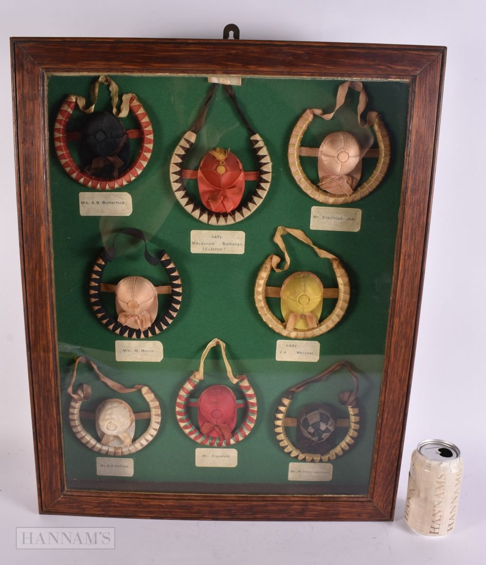 AN UNUSUAL EQUESTRIAN HORSE RACING INTEREST JOCKEY SILK HAT DISPLAY. 60 cm x 45 cm. (1 of 7)