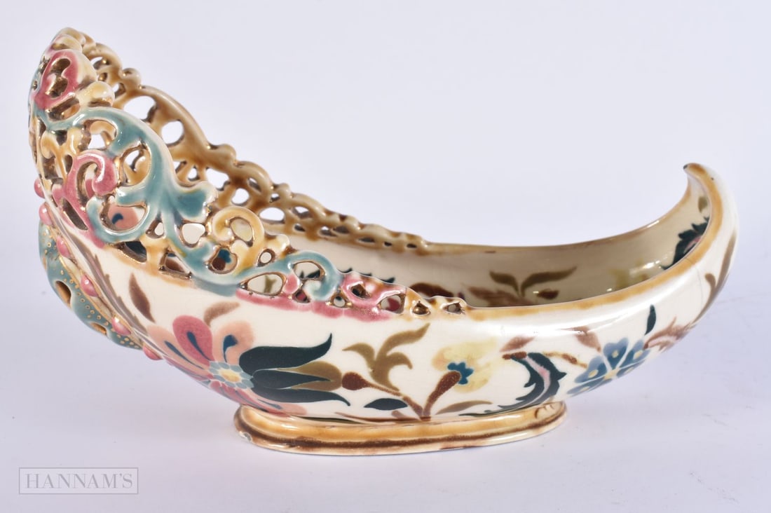 AN UNUSUAL HUNGARIAN ZSOLNAY PECS RETICULATED BOWL. 21 cm wide. (1 of 8)