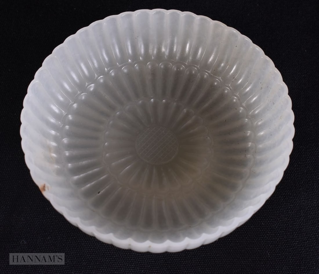 AN 18TH CENTURY CHINESE CHRYSANTHEMUM MOULDED JADE DISH Qianlong. 8.5 cm wide. (1 of 9)