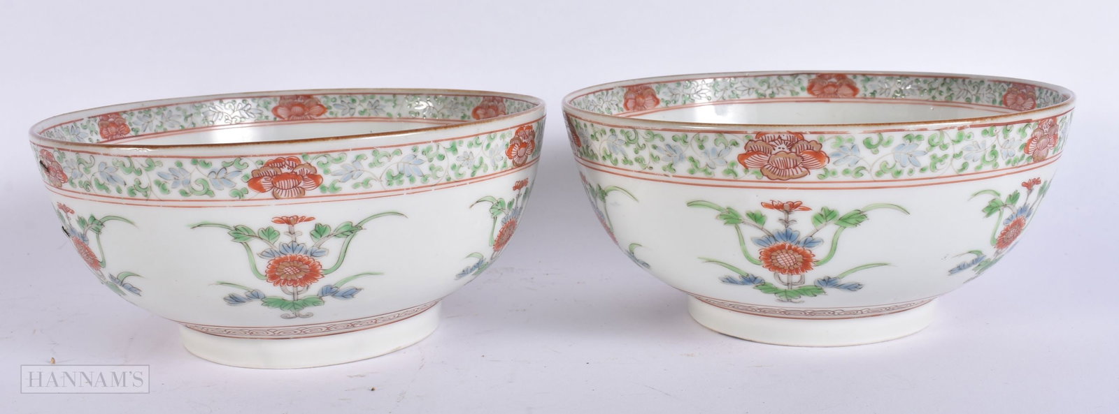 A PAIR OF 18TH CENTURY CHINESE EXPORT PORCELAIN BOWLS Early Qianlong. 16 cm wide. (1 of 5)
