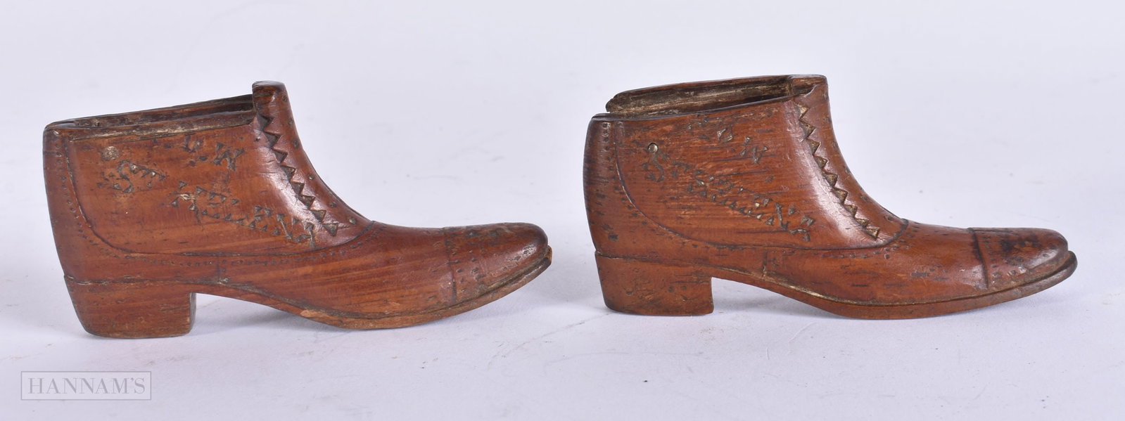 A PAIR OF MILITARY INTEREST BOER WAR CARVED TREEN SHOES. 9.5 cm x 5 cm. (1 of 5)