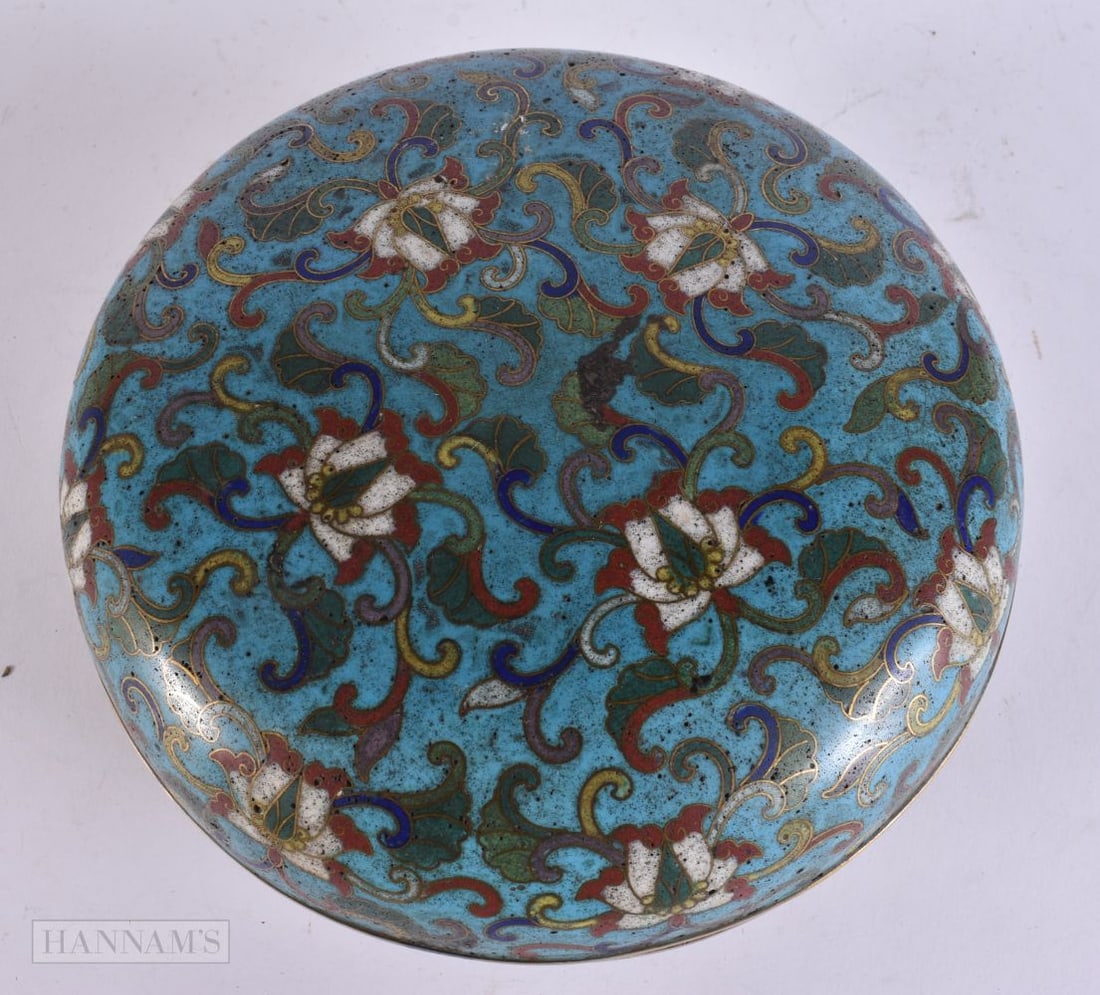 A LATE 18TH/19TH CENTURY CHINESE CLOISONNE ENAMEL BOX AND COVER Qianlong/Jiaqing. 19 cm wide. (1 of 7)