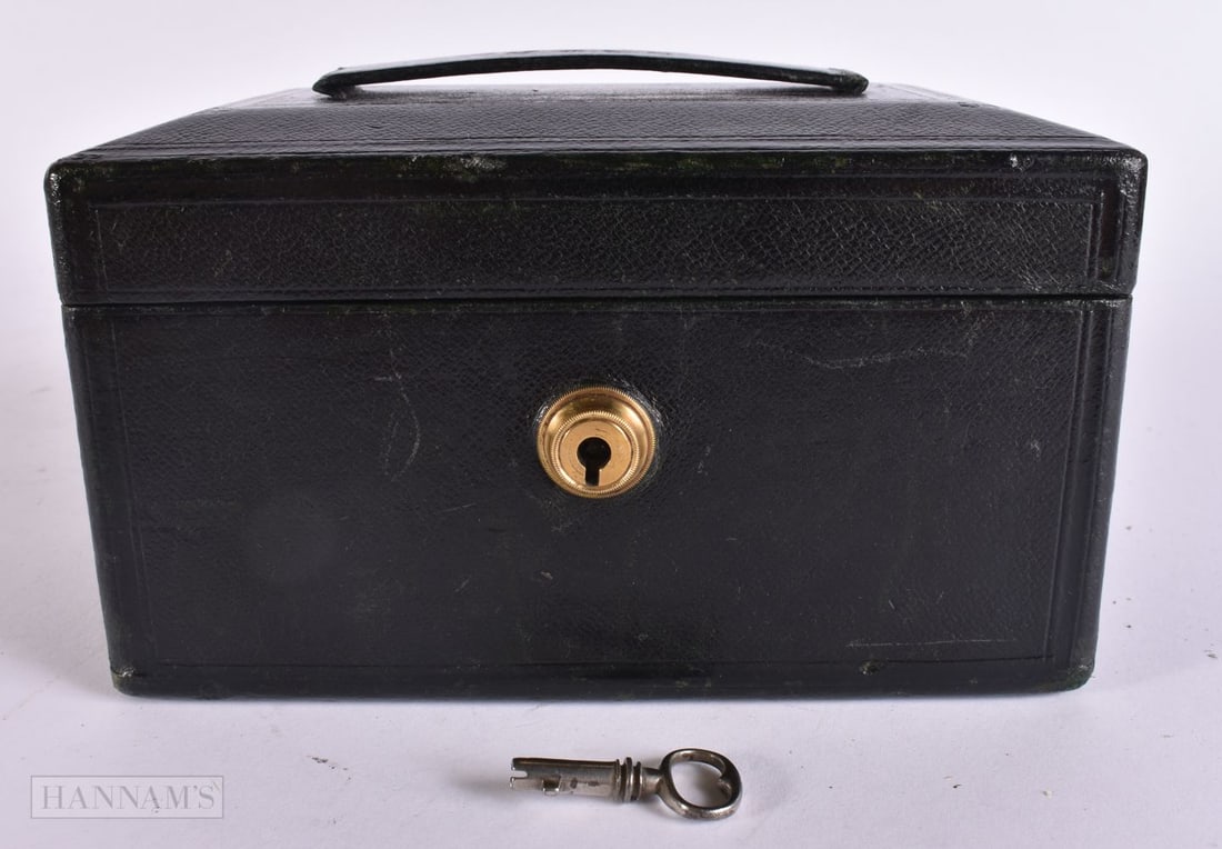 A LATE VICTORIAN/EDWARDIAN LEATHER KEY BOX. 16 cm x 9 cm. (1 of 5)