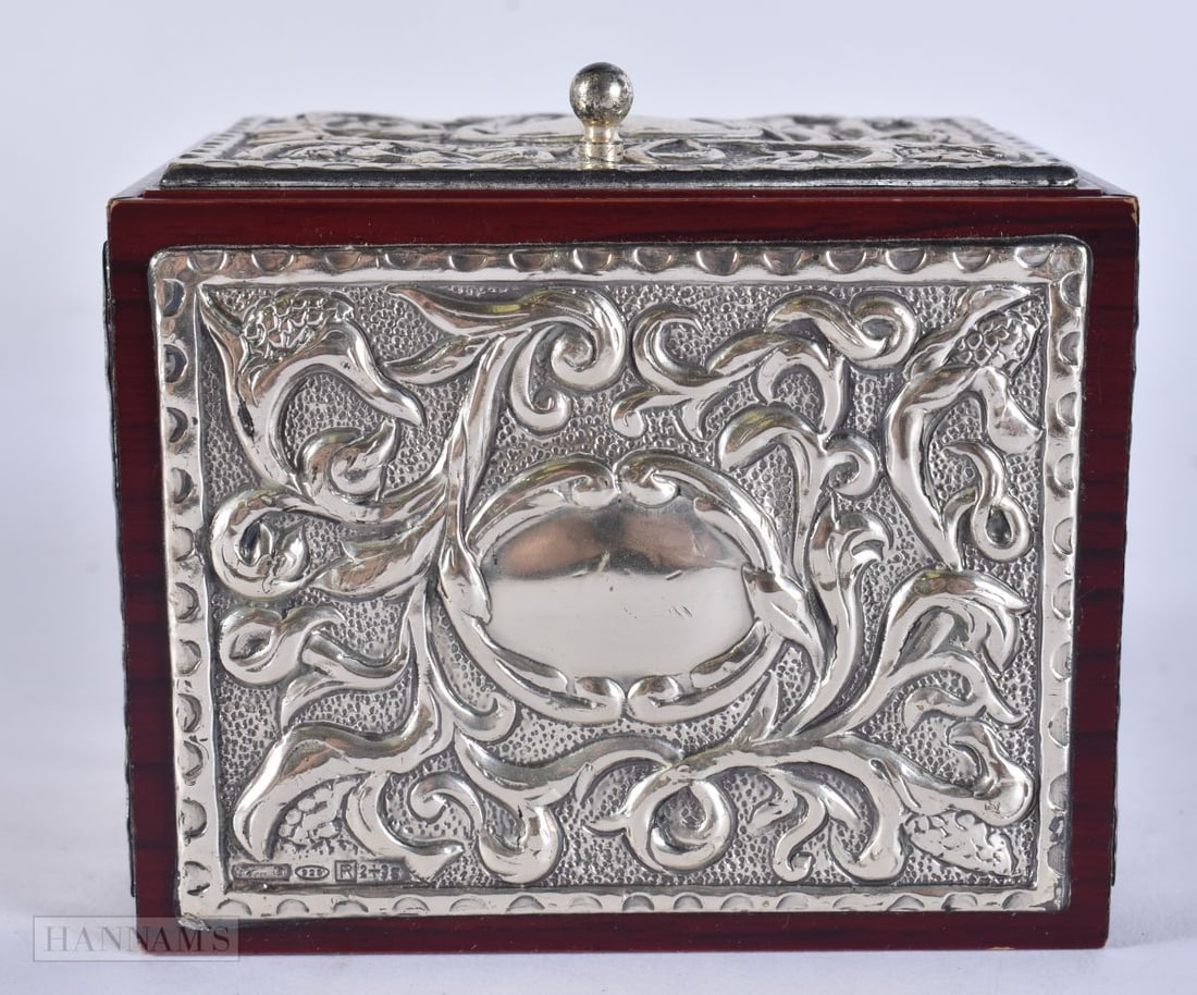 A SILVER MOUNTED WOOD BOX. 200 grams overall. 9 cm x 7.25 cm.: A SILVER MOUNTED WOOD BOX. 200 grams overall. 9 cm x 7.25 cm.