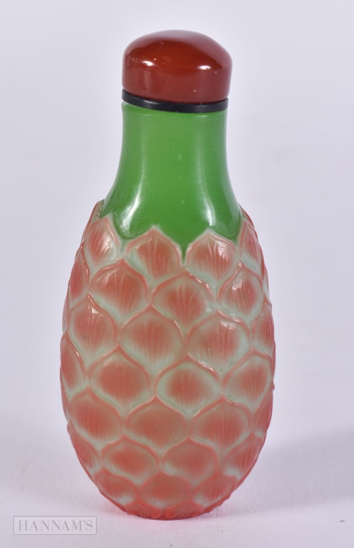 AN EARLY 20TH CENTURY CHINESE TWO COLOUR PEKING GLASS SNUFF BOTTLE Late Qing. 6.75 cm high. (1 of 5)