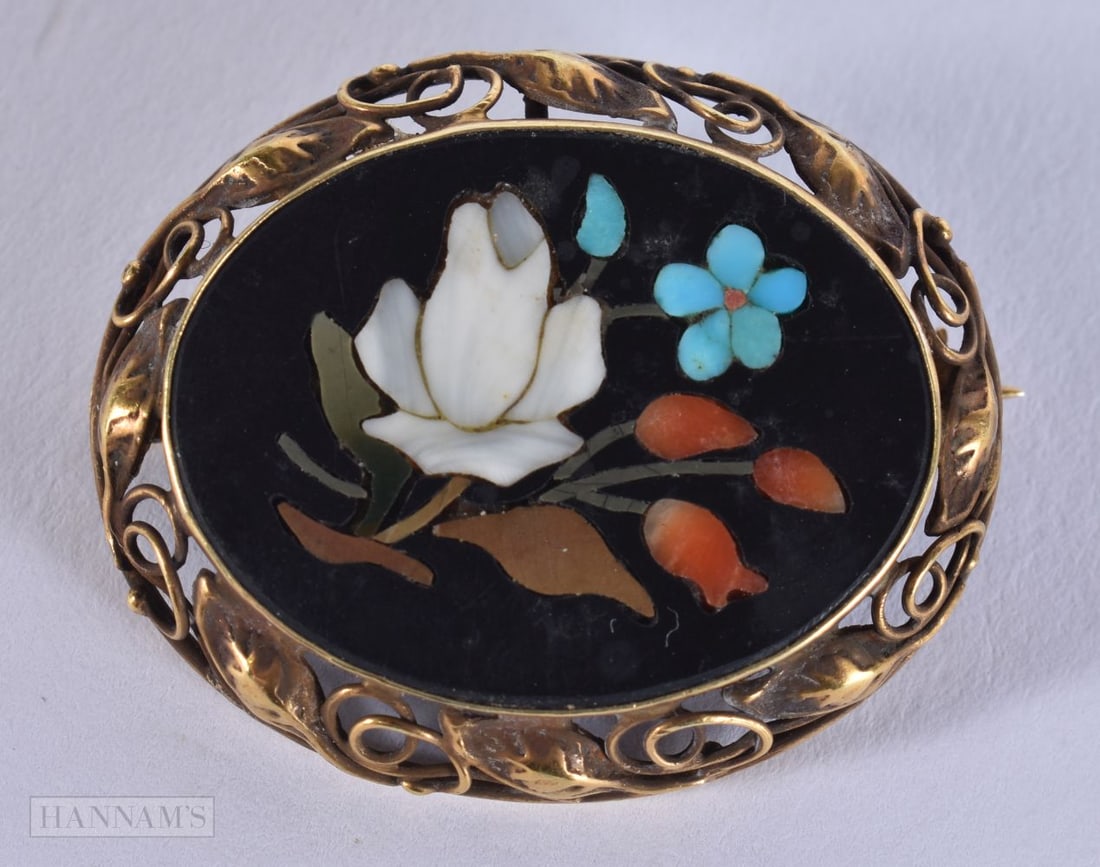 A VICTORIAN 14CT GOLD PIETRA DURA BROOCH. 9.2 grams. 3 cm x 3.75 cm.: A VICTORIAN 14CT GOLD PIETRA DURA BROOCH. 9.2 grams. 3 cm x 3.75 cm.
