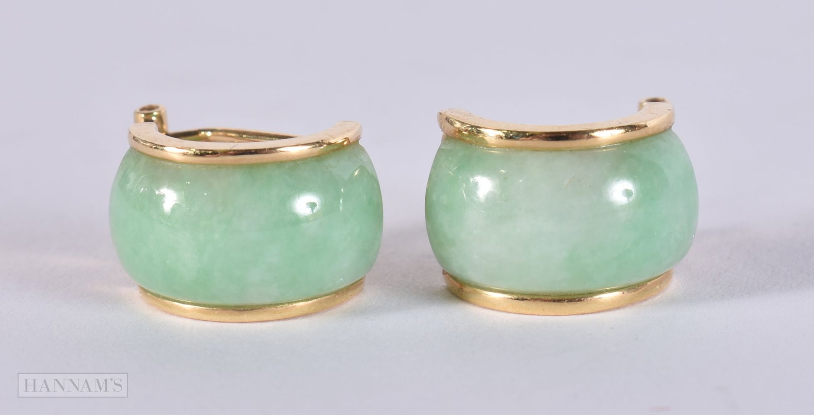 A PAIR OF CHINESE 14CT GOLD AND JADEITE EARRINGS. 8.3 grams. 1.75 cm x 1 cm.: A PAIR OF CHINESE 14CT GOLD AND JADEITE EARRINGS. 8.3 grams. 1.75 cm x 1 cm.