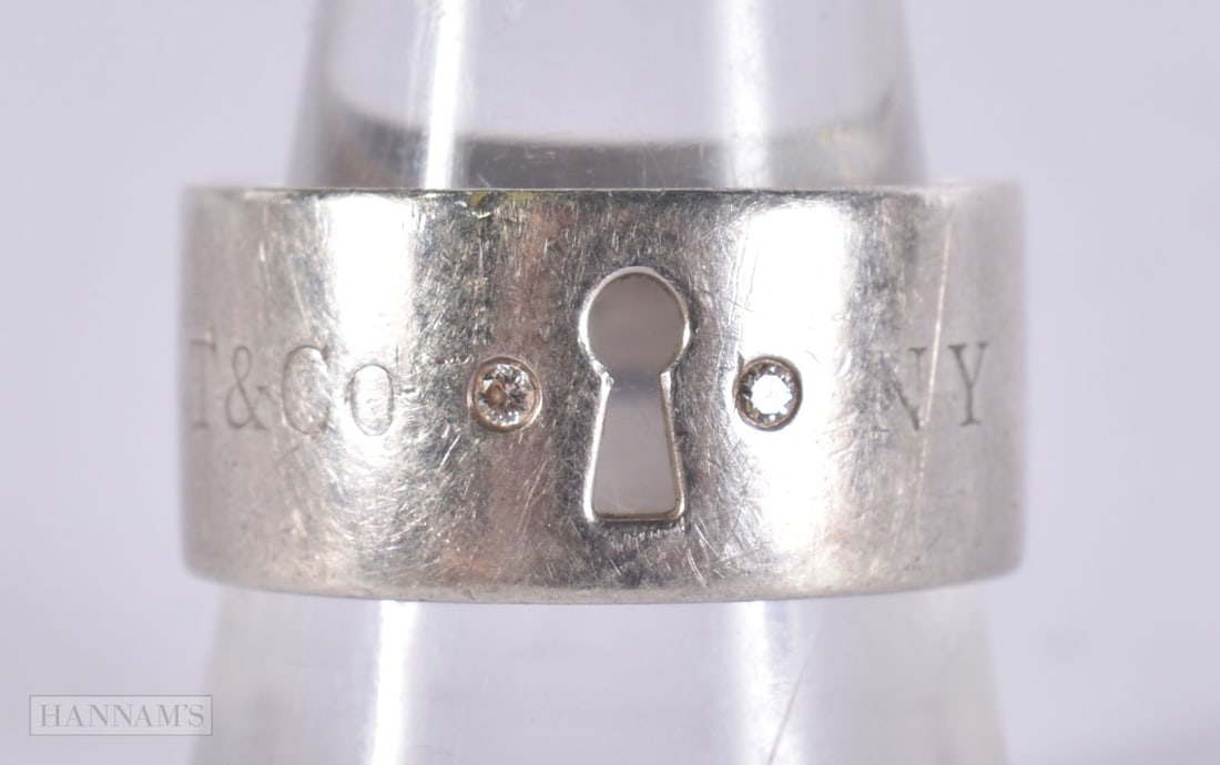 A TIFFANY & CO SILVER RING. O 1/2. 7.8 grams. (1 of 4)