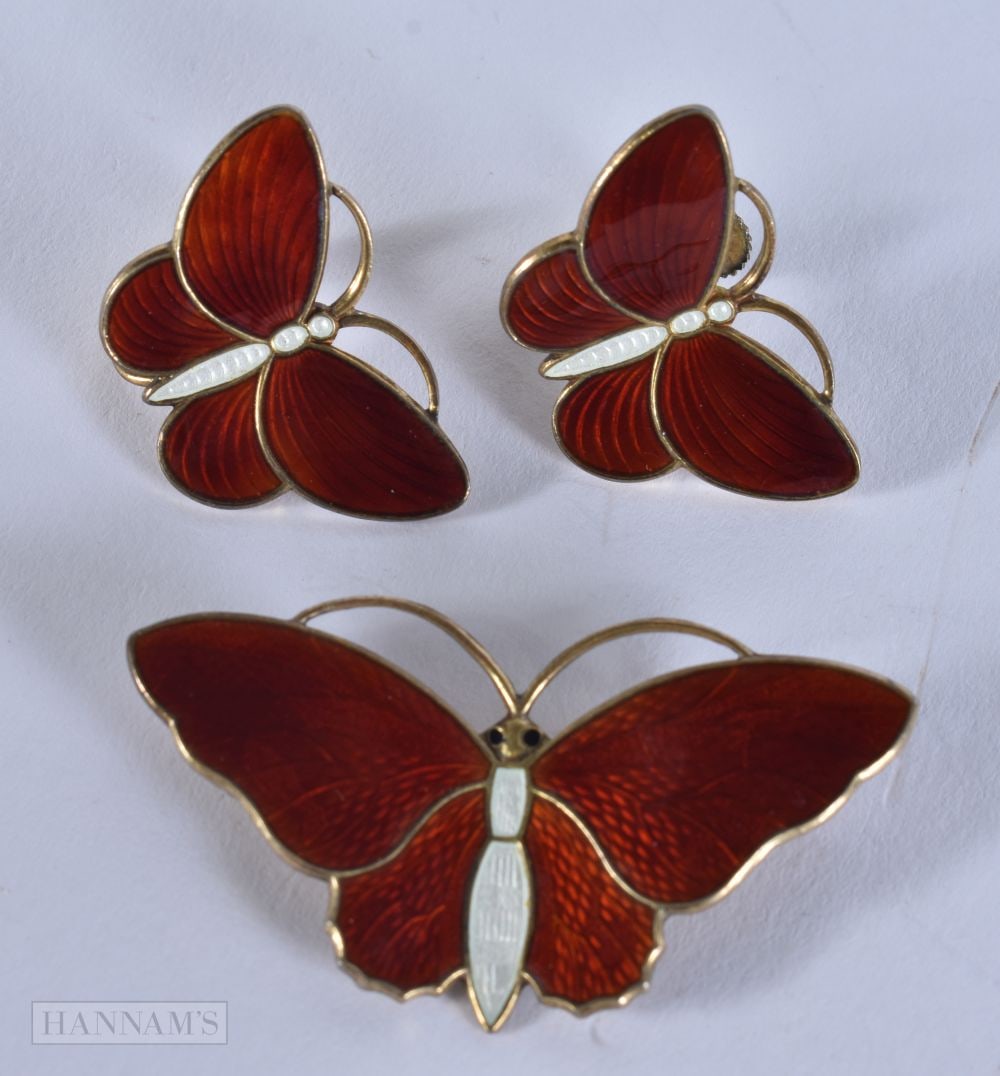 AN ART DECO NORWEGIAN SILVER AND ENAMEL BROOCH with matching earrings. 17 grams. 4.75 cm x 2.5 cm. ( (1 of 5)