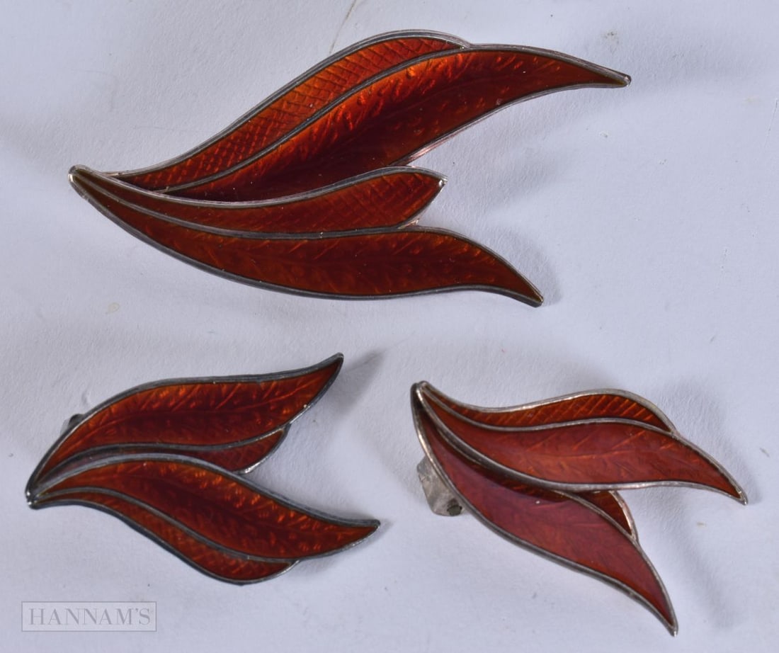 AN ART DECO NORWEGIAN SILVER AND ENAMEL BROOCH with matching earrings. 18 grams. 6 cm x 3.25 cm. (3): AN ART DECO NORWEGIAN SILVER AND ENAMEL BROOCH with matching earrings. 18 grams. 6 cm x 3.25 cm. (3)