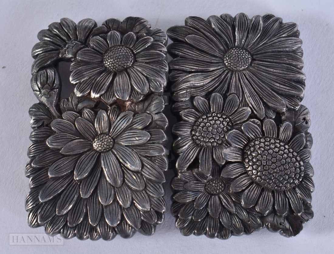 A 19TH CENTURY JAPANESE MEIJI PERIOD SILVER BUCKLE. 56.7 grams. 6.5 cm x 5 cm.: A 19TH CENTURY JAPANESE MEIJI PERIOD SILVER BUCKLE. 56.7 grams. 6.5 cm x 5 cm.