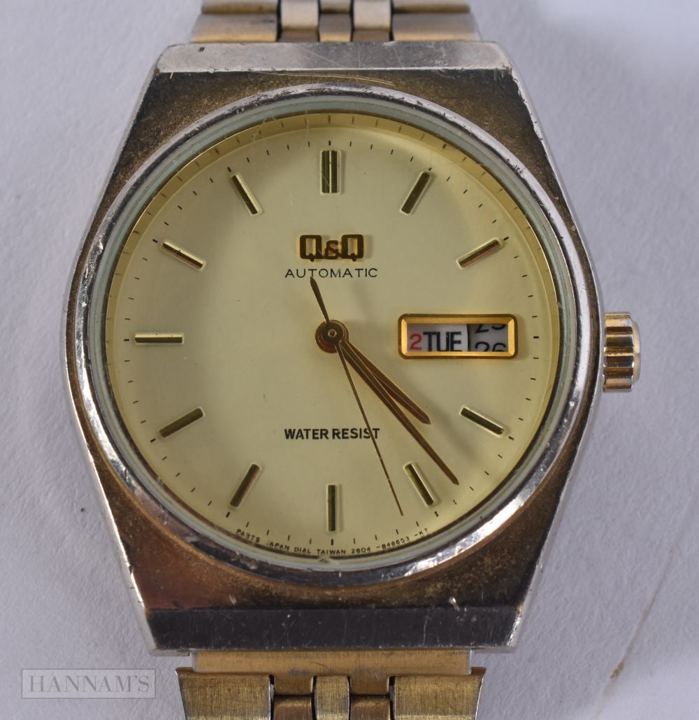 A Q & Q WRISTWATCH. Running. 3.75 cm wide.: A Q & Q WRISTWATCH. Running. 3.75 cm wide.