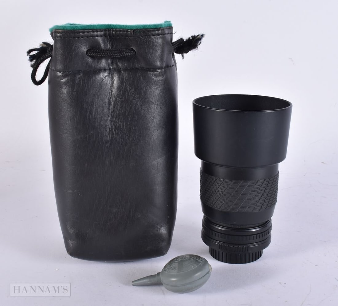 A JAPANESE SIGMA UC CAMERA LENS 70-210MM. 14 cm high. (1 of 5)