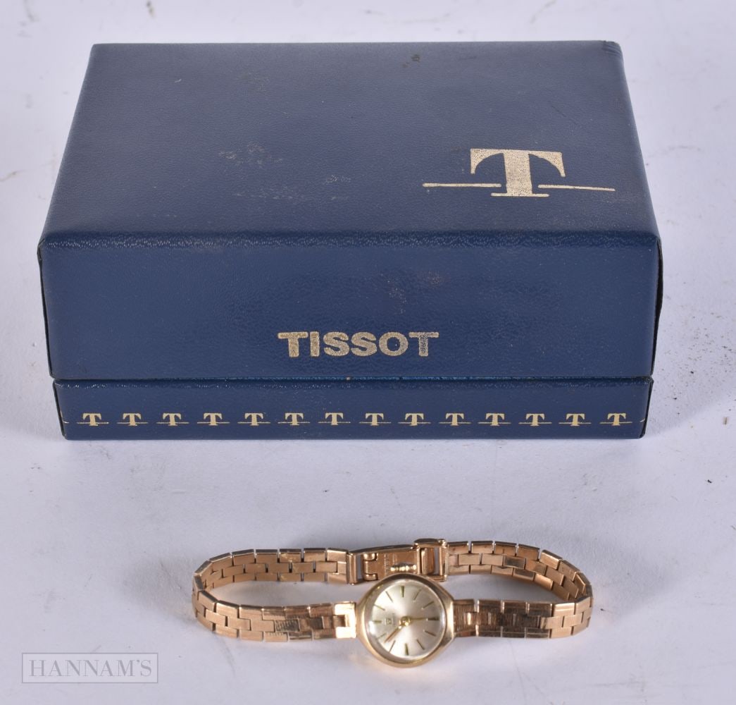 A 9CT GOLD TISSOT WRISTWATCH with gold strap. Running. 1.75 cm wide.: A 9CT GOLD TISSOT WRISTWATCH with gold strap. Running. 1.75 cm wide.