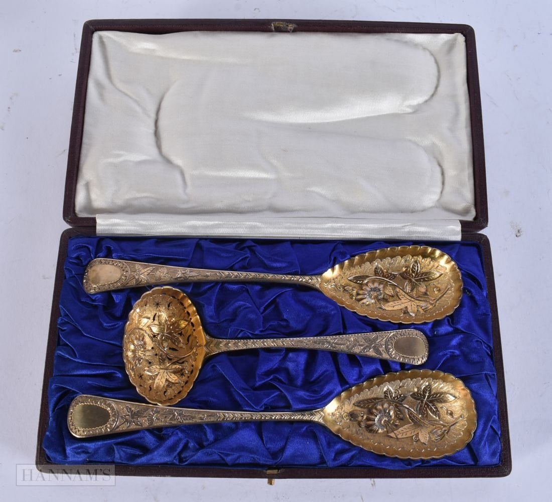 A CASED SET OF ANTIQUE SILVER GILT SPOONS. 170 grams. 22 cm long. (1 of 5)