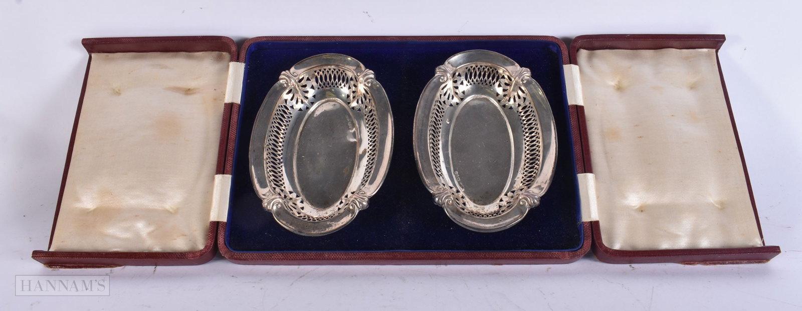 A CASED PAIR OF SILVER BON BON DISHES. 98 grams. Case 26 cm x 18 cm. (1 of 5)