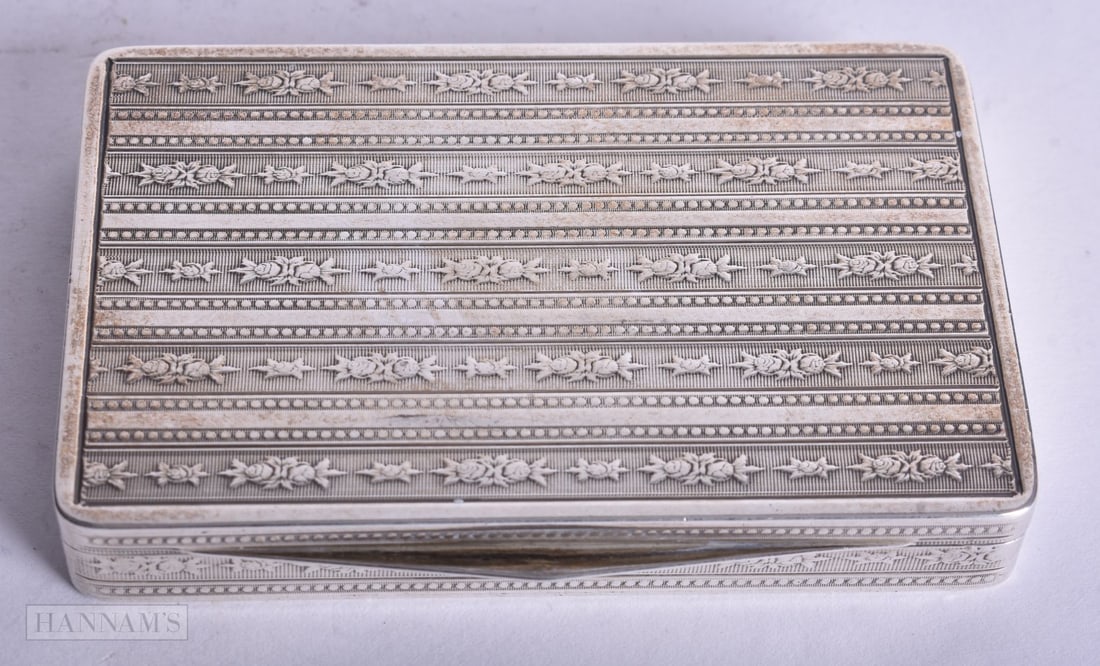 AN EDWARDIAN SILVER SNUFF BOX. 77.6 grams. 7.5 cm x 5 cm. (1 of 4)