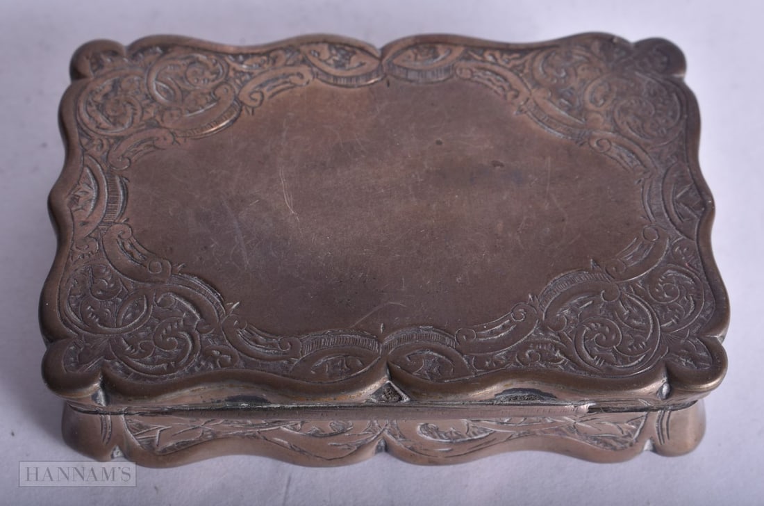 A VICTORIAN SILVER SNUFF BOX. Birmingham 1880. 63 grams. 6.5 cm x 4.25 cm. (1 of 4)