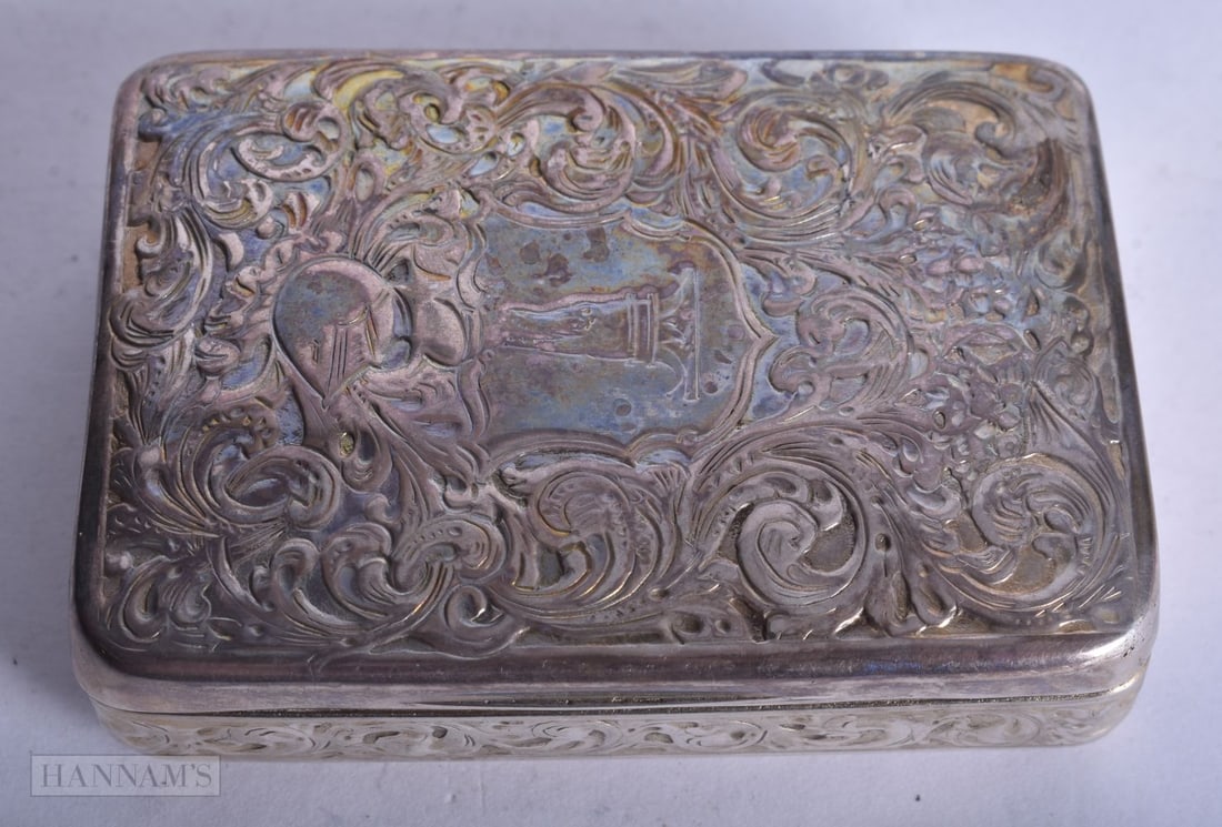 AN EDWARDIAN ARMORIAL SILVER SNUFF BOX. Birmingham 1910. 66.6 grams. 5.25 cm x 7.25 cm. (1 of 4)