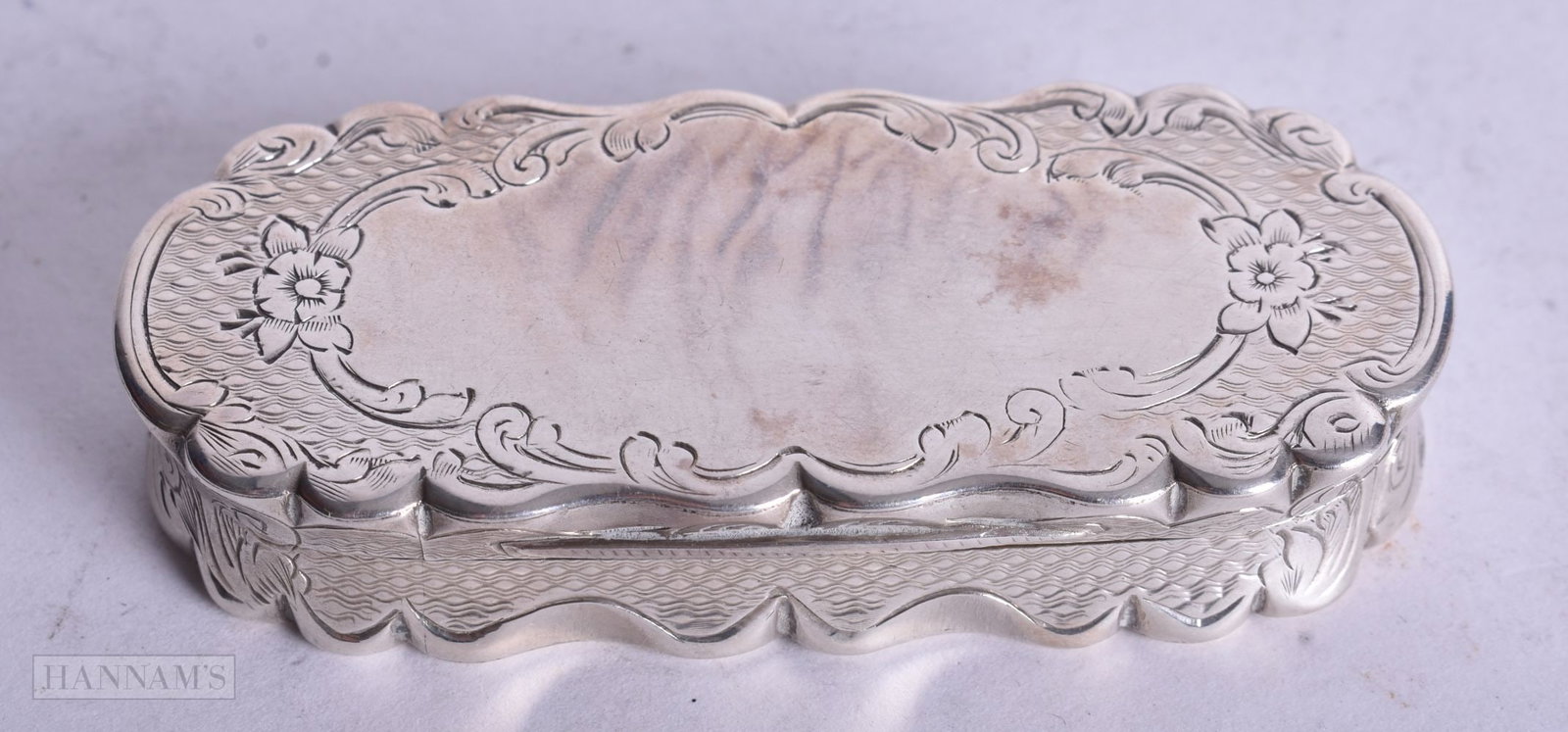 A VICTORIAN SILVER SNUFF BOX. 39.1 grams. Birmingham 1864. 7 cm x 3 cm. (1 of 4)