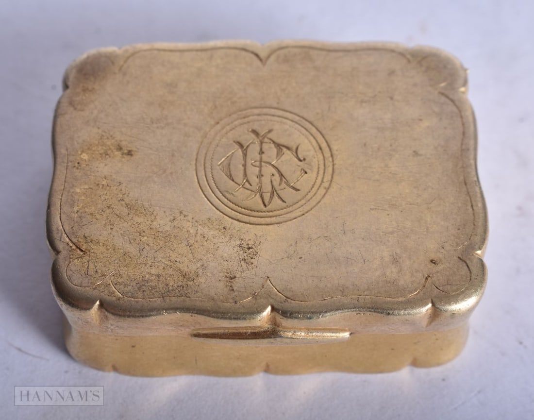 A VICTORIAN SILVER GILT SNUFF BOX. Birmingham 1892. 30 grams. 4 cm x 3 cm. (1 of 4)