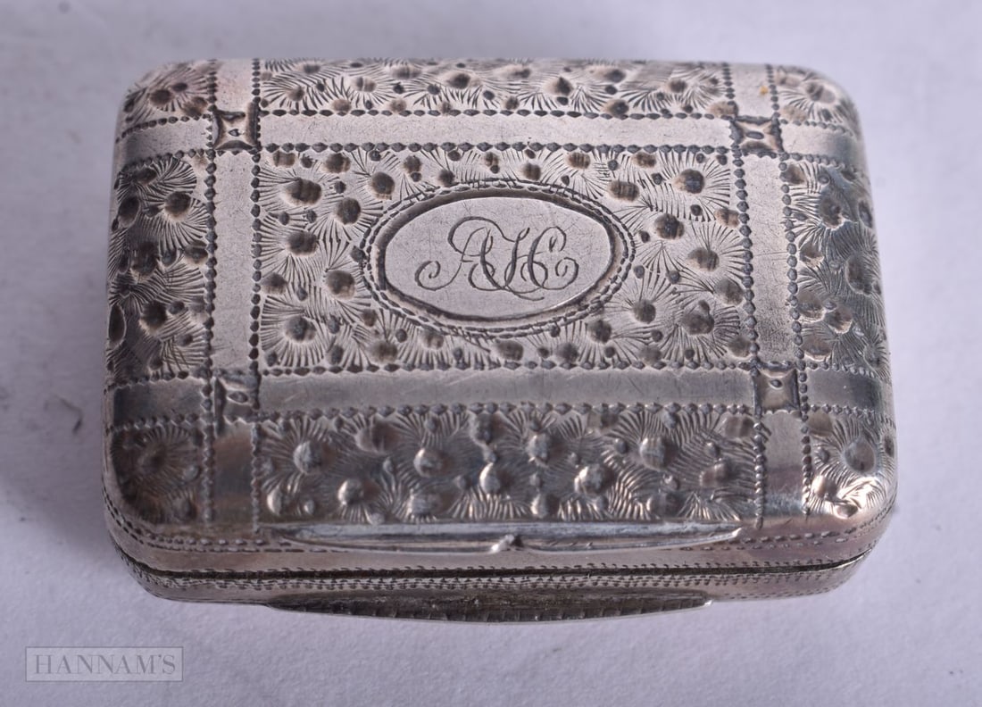 A GEORGE IV SILVER VINAIGRETTE. Birmingham 1823. 13.2 grams. 2.25 cm x 3 cm. (1 of 5)