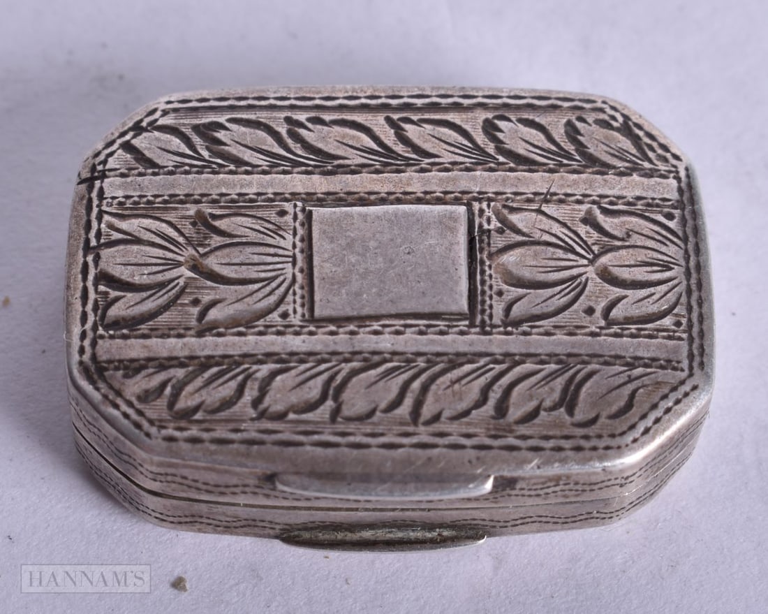 A GEORGE III SILVER VINAIGRETTE. 6.8 grams. 2.5 cm x 2 cm. (1 of 4)