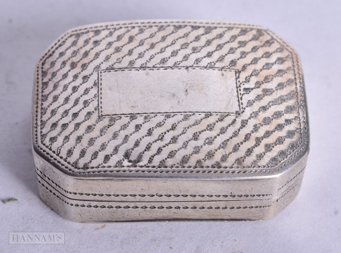 A GEORGE III SILVER VINAIGRETTE. 13.4 grams. 3 cm x 2.25 cm. (1 of 4)