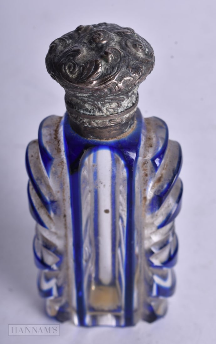 A VICTORIAN SILVER AND BLUSH FLASH GLASS SCENT BOTTLE. 63.8 grams. 8.5 cm long. (1 of 4)
