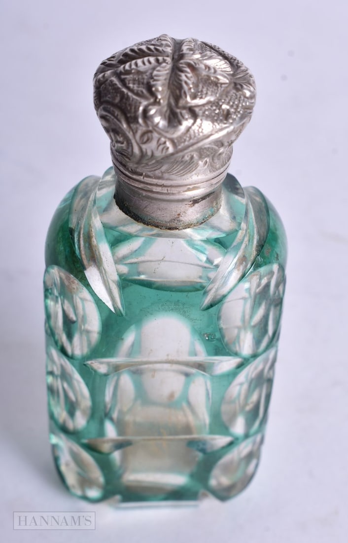 A VICTORIAN SILVER AND GREEN FLASH GLASS SCENT BOTTLE. 47.3 grams. 7.25 cm long. (1 of 3)