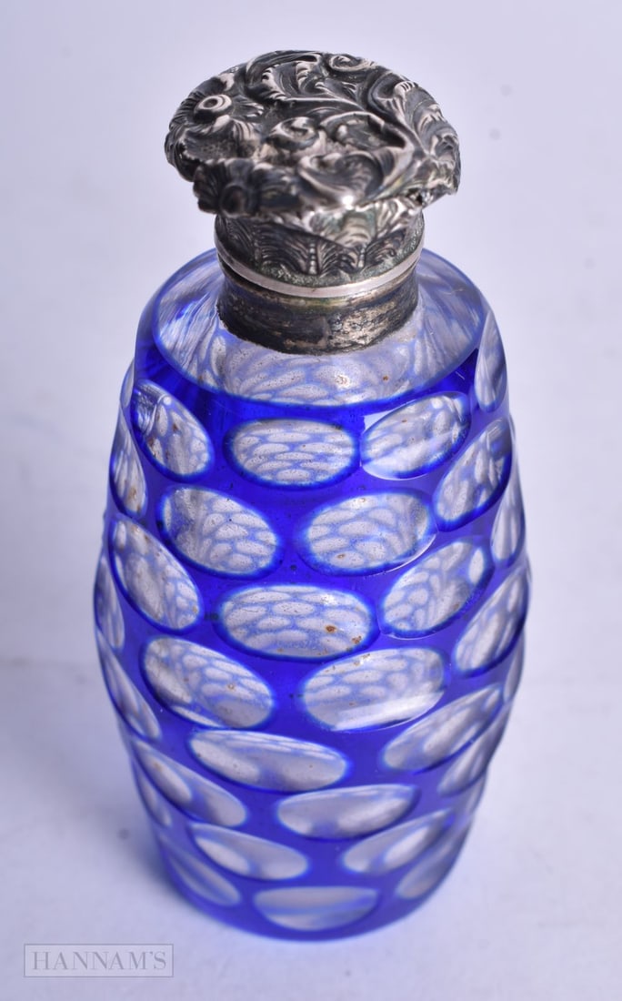 A VICTORIAN SILVER AND BLUSH FLASH GLASS SCENT BOTTLE. 70.3 grams. 7.25 cm long. (1 of 3)