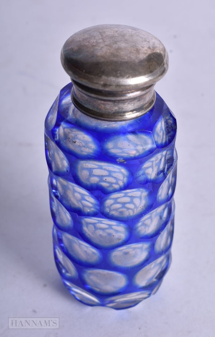 A VICTORIAN SILVER AND BLUSH FLASH GLASS SCENT BOTTLE. 55.6 grams. 6.75 cm long. (1 of 3)