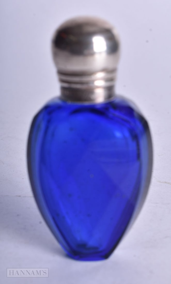 AN EDWARDIAN SILVER AND BLUE GLASS SCENT BOTTLE. Birmingham 1905. 31.1 grams. 6.25 cm long. (1 of 3)