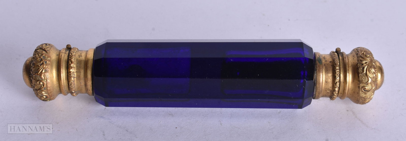 A VICTORIAN YELLOW METAL BLUE GLASS SCENT BOTTLE. 113 grams. 14 cm long. (1 of 4)