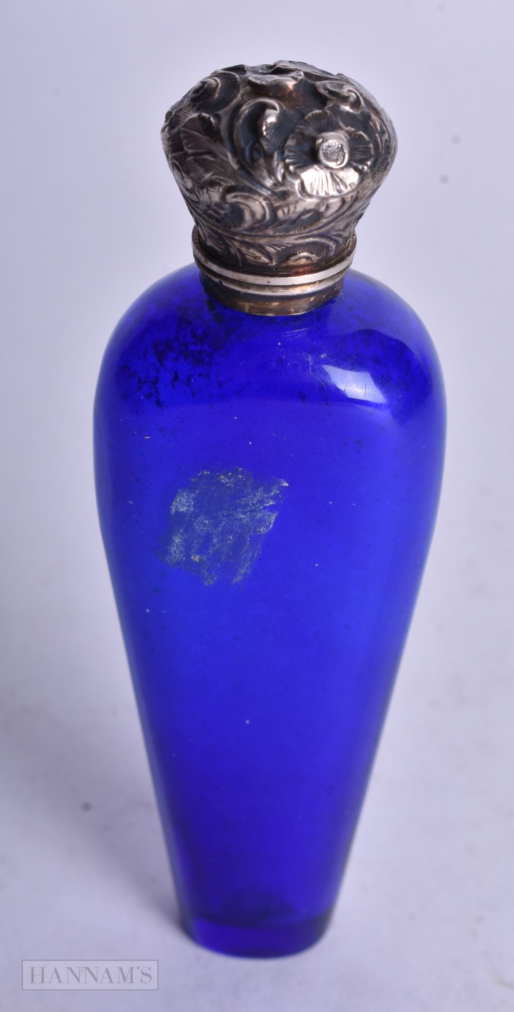 A VICTORIAN SILVER AND BRISTOL BLUE GLASS SCENT BOTTLE. 61.5 grams. 10.5 cm long. (1 of 3)