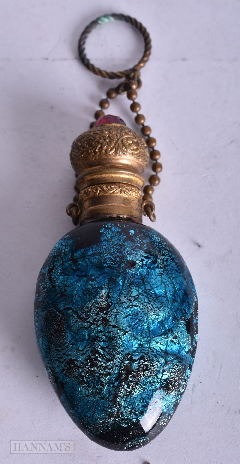 AN EARLY 20TH CENTURY YELLOW METAL BLUE GLASS SCENT BOTTLE. 7.5 cm x 3.5 cm. (1 of 3)