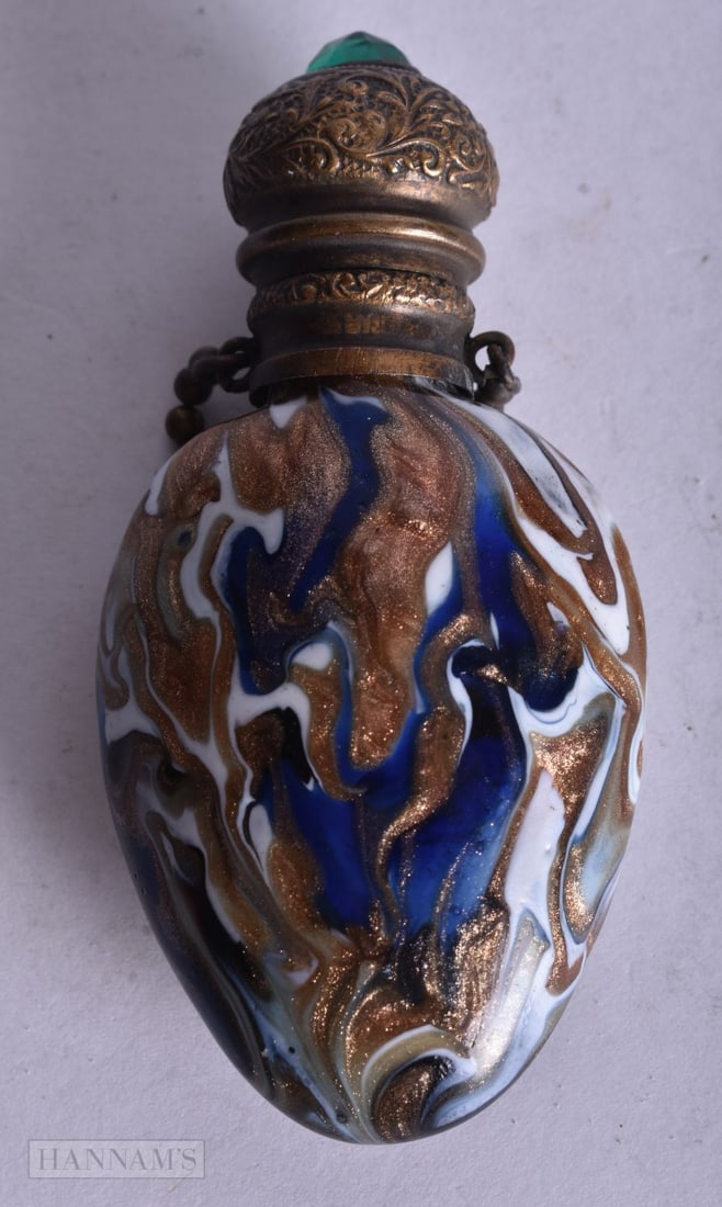 AN EARLY 20TH CENTURY YELLOW METAL BLUE GLASS SCENT BOTTLE. 7.5 cm x 3.5 cm. (1 of 3)