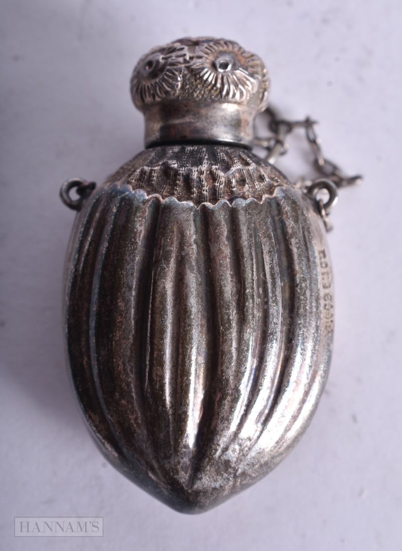 A VICTORIAN SILVER SCENT BOTTLE. 8 grams. 4 cm x 2.25 cm. (1 of 3)